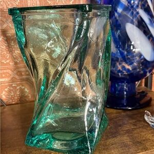 Blown glass Green TwistedDecorative Vase -